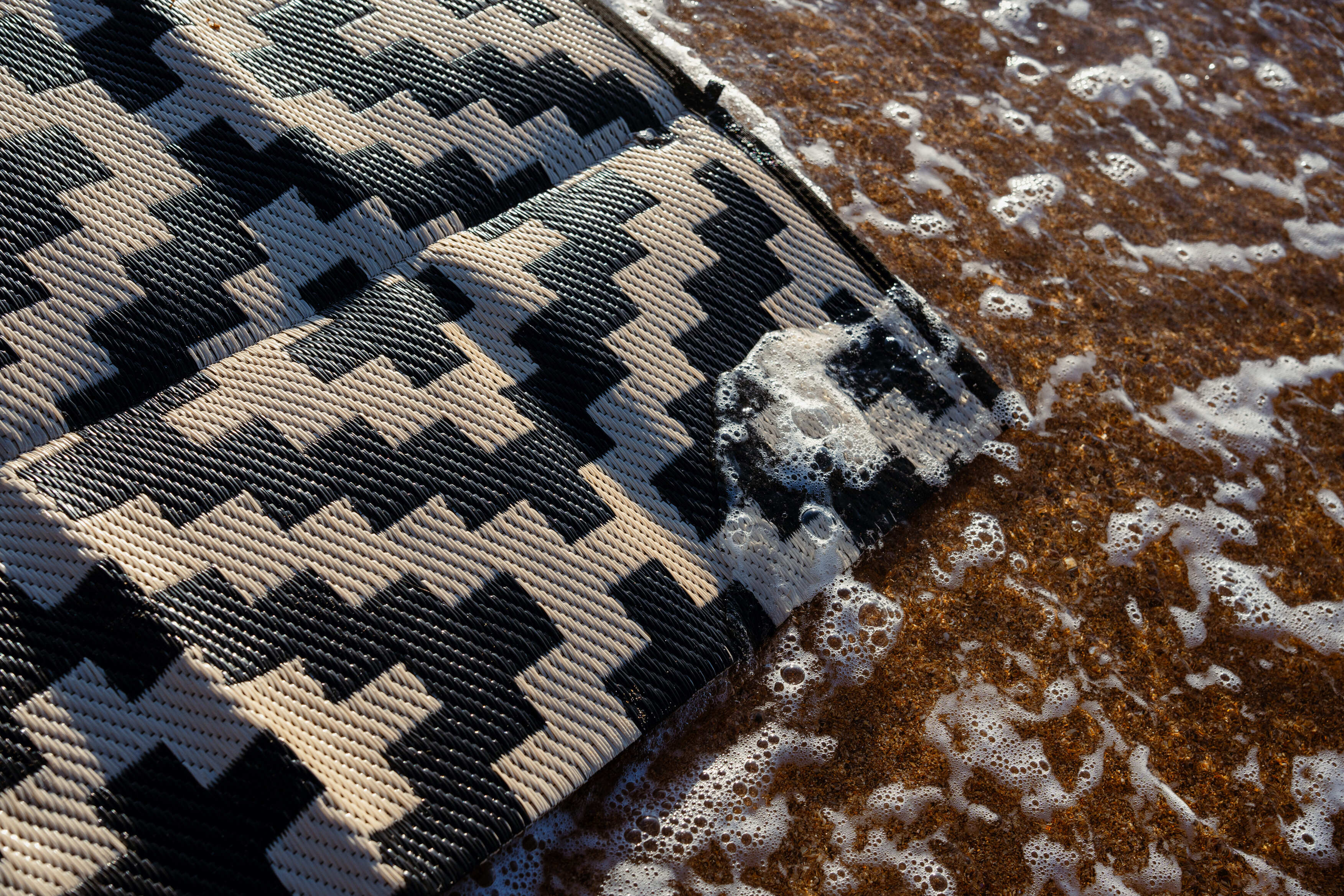 Describes the appearance of the image